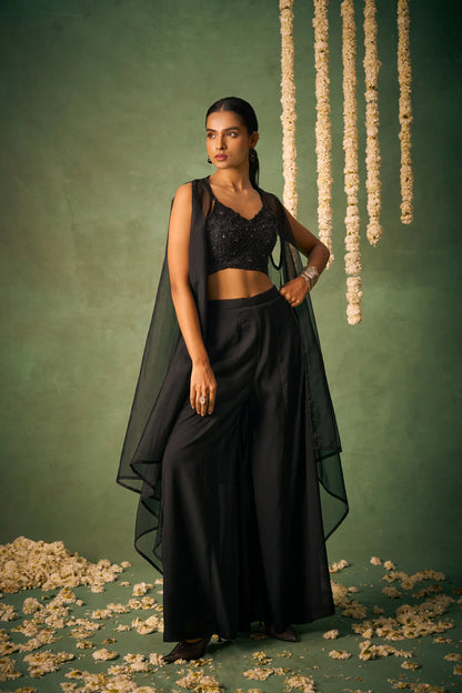 Indo-westliches Ensemble mit schwarzer Bluse, Khatli-Stickerei, dazu eine Sharara und ein Umhang