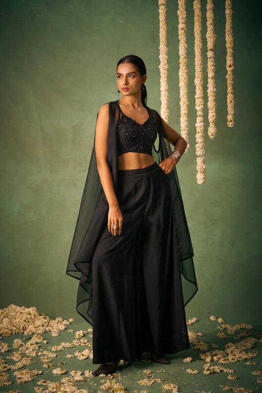 Indo-westliches Ensemble mit schwarzer Bluse, Khatli-Stickerei, dazu eine Sharara und ein Umhang