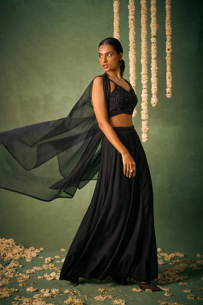 Indo-westliches Ensemble mit schwarzer Bluse, Khatli-Stickerei, dazu eine Sharara und ein Umhang