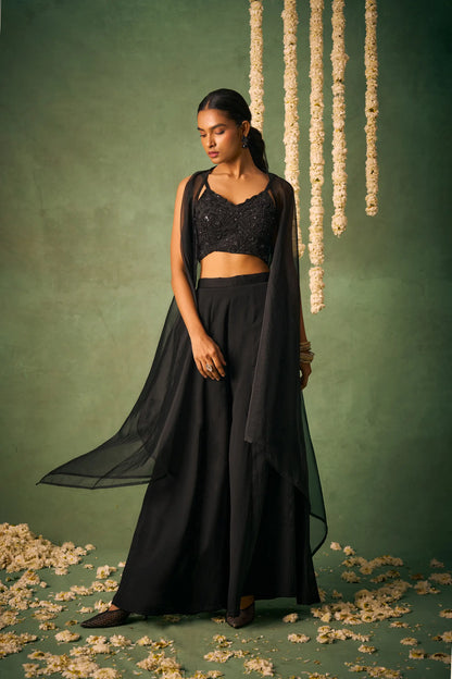 Indo-westliches Ensemble mit schwarzer Bluse, Khatli-Stickerei, dazu eine Sharara und ein Umhang