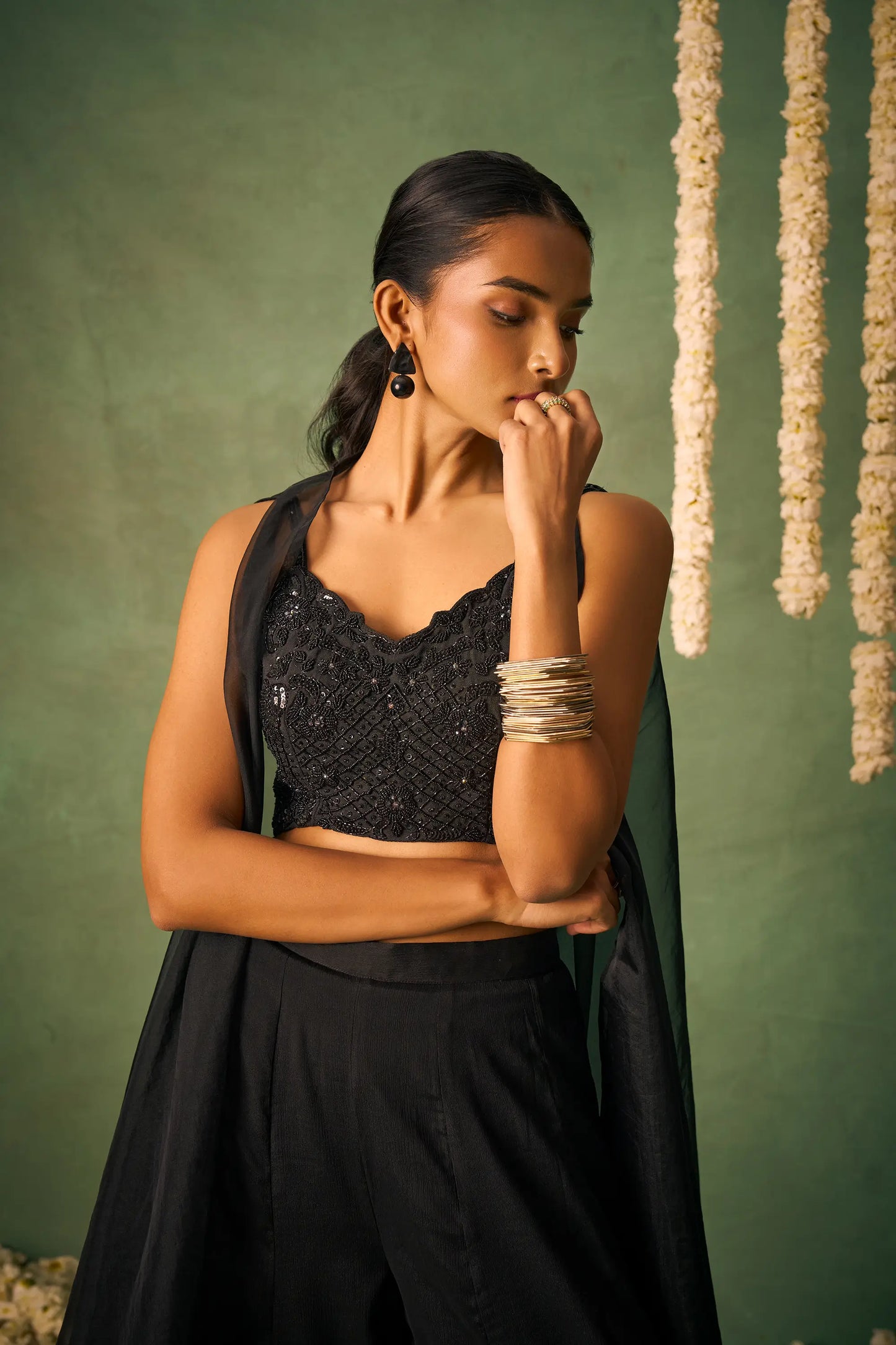 Indo-westliches Ensemble mit schwarzer Bluse, Khatli-Stickerei, dazu eine Sharara und ein Umhang