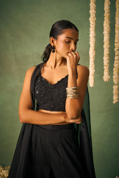 Indo-westliches Ensemble mit schwarzer Bluse, Khatli-Stickerei, dazu eine Sharara und ein Umhang