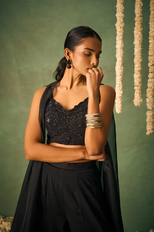 Indo-westliches Ensemble mit schwarzer Bluse, Khatli-Stickerei, dazu eine Sharara und ein Umhang