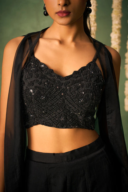 Indo-westliches Ensemble mit schwarzer Bluse, Khatli-Stickerei, dazu eine Sharara und ein Umhang