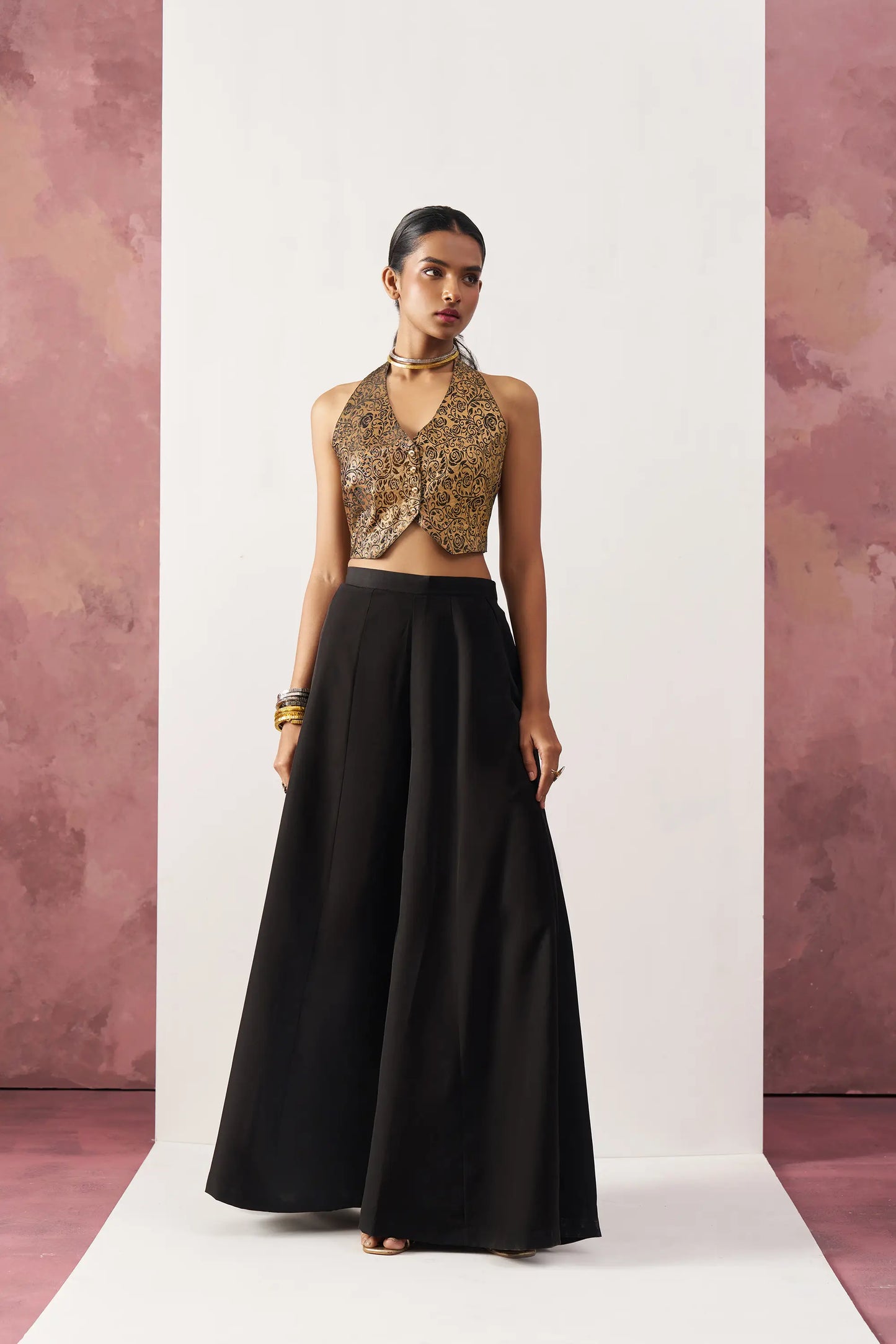 Ensemble coordonné indo-occidental comprenant un gilet en jacquard noir et un palazzo