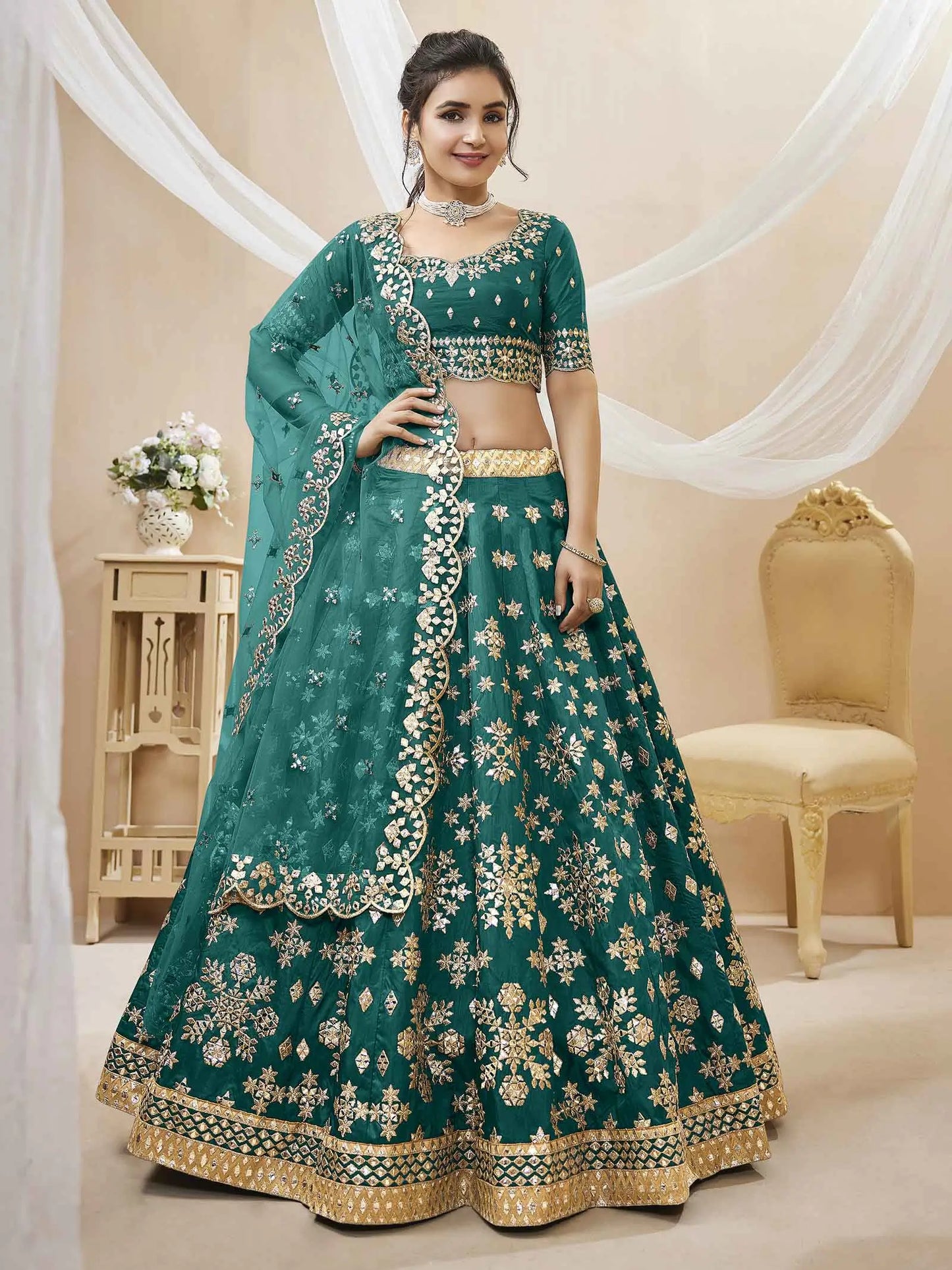 Lehenga en soie artificielle vert avec Broderie en Sequins et Zari