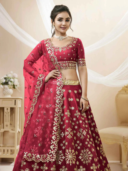 Lehenga en soie artificielle rouge avec travail de broderie en sequins et zari, accompagné d'une dupatta