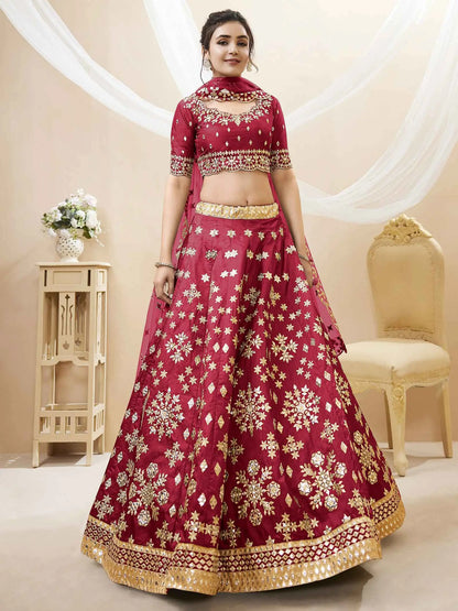 Lehenga en soie artificielle rouge avec travail de broderie en sequins et zari, accompagné d'une dupatta