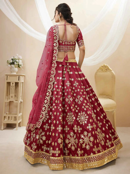 Lehenga en soie artificielle rouge avec travail de broderie en sequins et zari, accompagné d'une dupatta