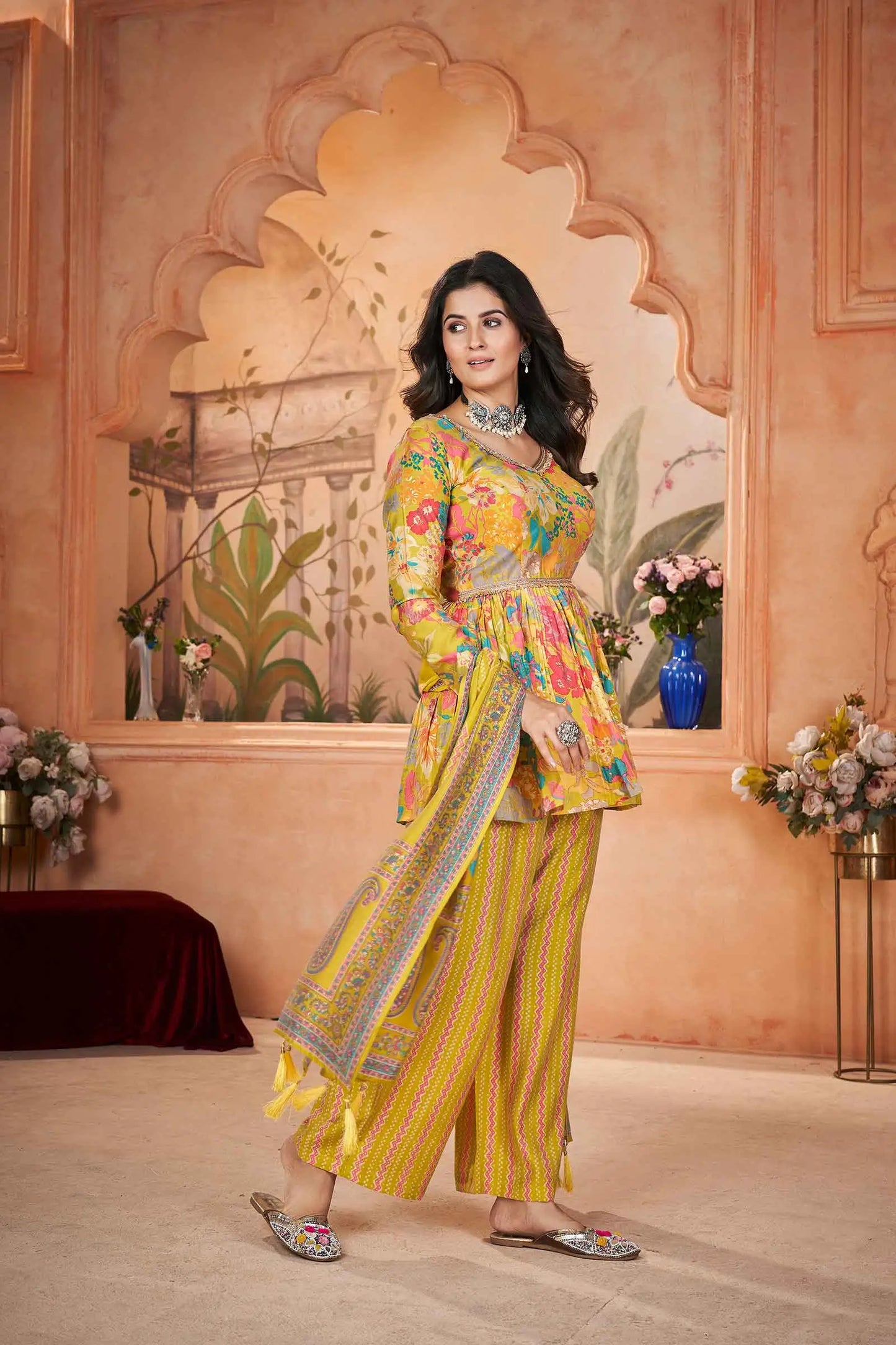 Ensemble Salwar Jaune en Soie avec Imprimé Floral