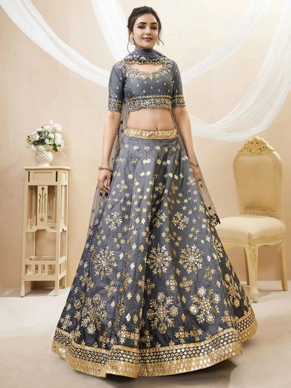 Lehenga gris en soie artificielle avec broderies en sequins et fils zari