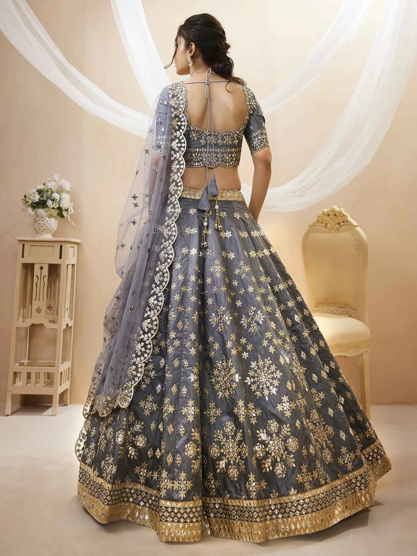 Lehenga gris en soie artificielle avec broderies en sequins et fils zari