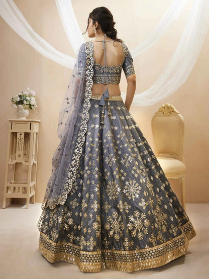 Lehenga gris en soie artificielle avec broderies en sequins et fils zari