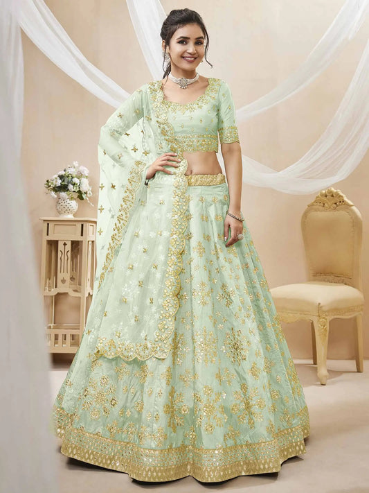 Lehenga en soie artificielle pistache avec broderies sequins et zari, accompagné d'une dupatta en filet