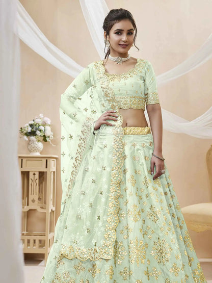 Lehenga en soie artificielle pistache avec broderies sequins et zari, accompagné d'une dupatta en filet