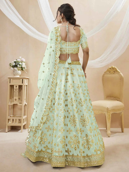 Lehenga en soie artificielle pistache avec broderies sequins et zari, accompagné d'une dupatta en filet