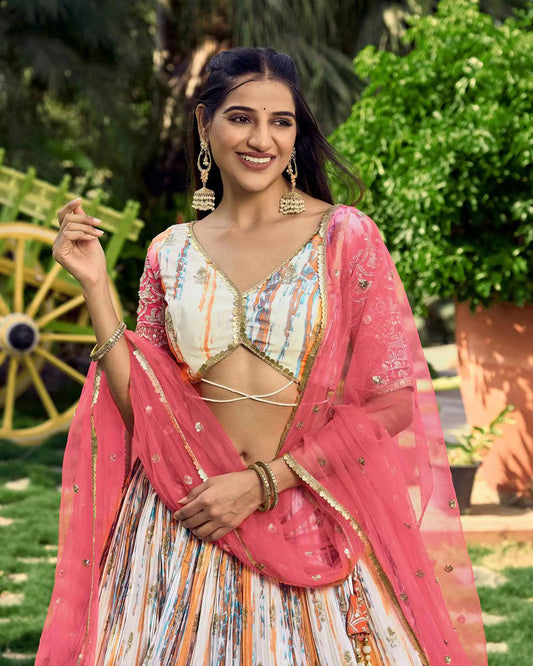 Rosafarbener Designer-Lehenga mit mehrfarbiger Pailletten- und Zari-Stickerei, mit Digitaldruck