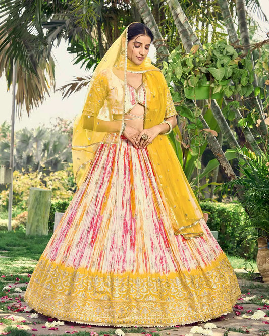 Designer Lehenga in leuchtendem Gelb mit Pailletten- und Zari-Stickerei, mit Digitaldruck