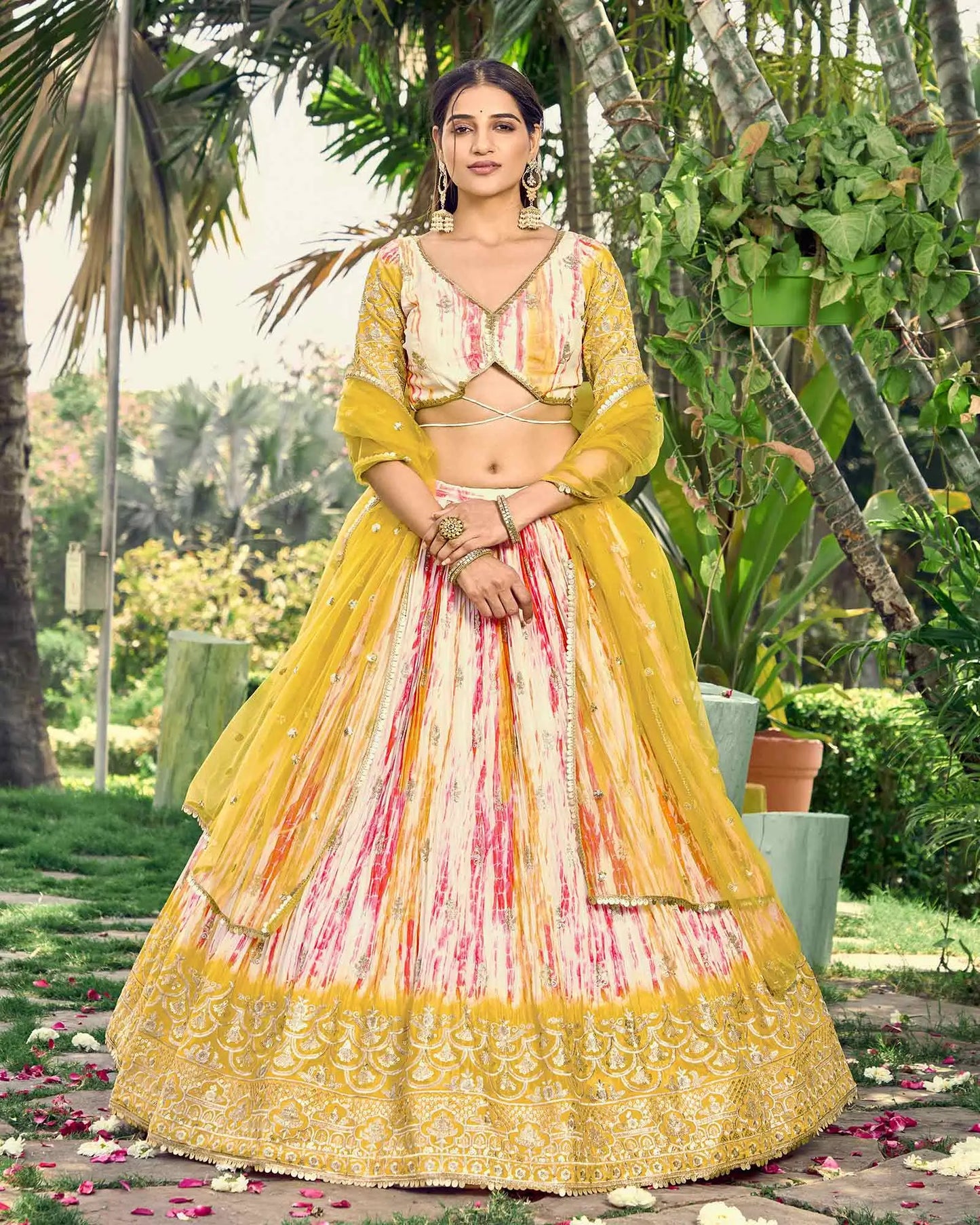Designer Lehenga in leuchtendem Gelb mit Pailletten- und Zari-Stickerei, mit Digitaldruck