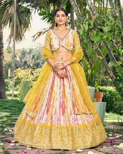 Designer Lehenga in leuchtendem Gelb mit Pailletten- und Zari-Stickerei, mit Digitaldruck