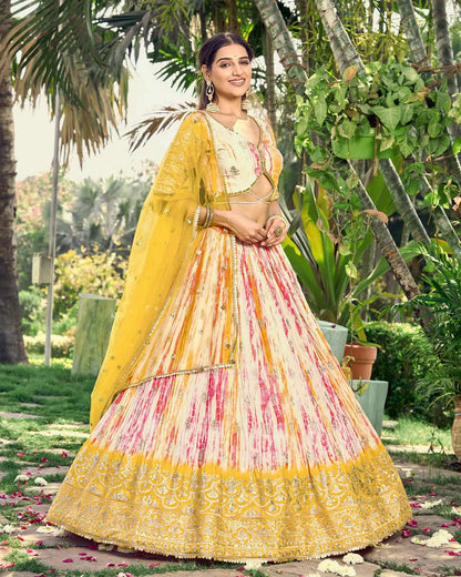 Designer Lehenga in leuchtendem Gelb mit Pailletten- und Zari-Stickerei, mit Digitaldruck
