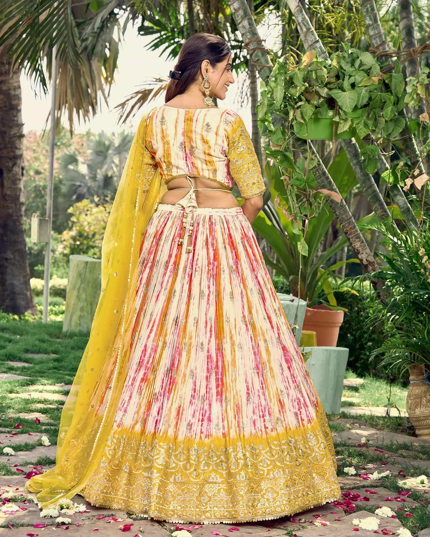 Designer Lehenga in leuchtendem Gelb mit Pailletten- und Zari-Stickerei, mit Digitaldruck