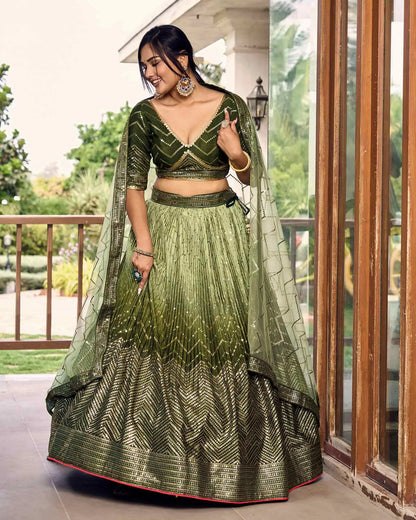 Lehenga choli vert foncé et vert clair avec broderies en fil et sequins