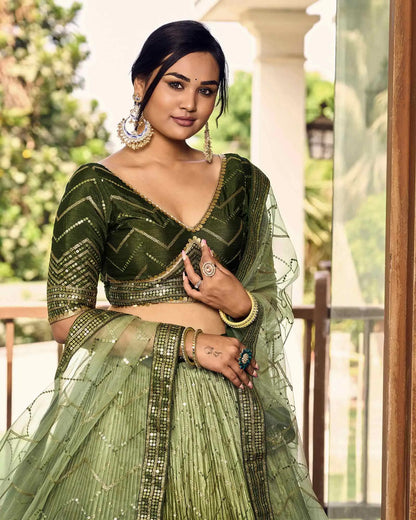 Lehenga choli vert foncé et vert clair avec broderies en fil et sequins