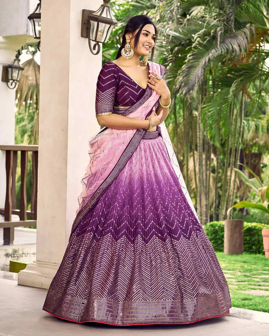 Lila und hellpfirsichfarbenes Lehenga Choli mit Fadenstickerei und Pailletten