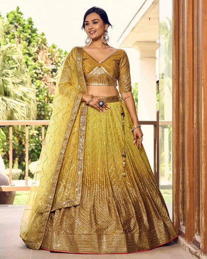 Lehenga choli jaune foncé et jaune clair avec broderies en fil et sequins