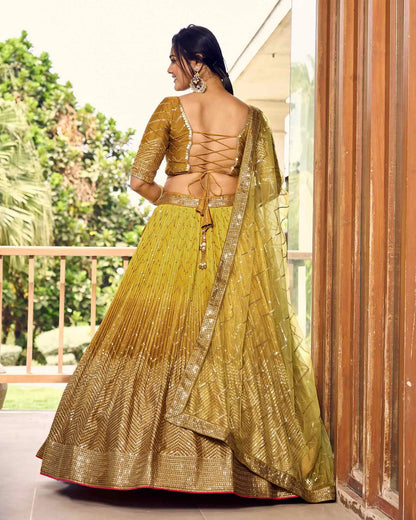 Lehenga choli jaune foncé et jaune clair avec broderies en fil et sequins