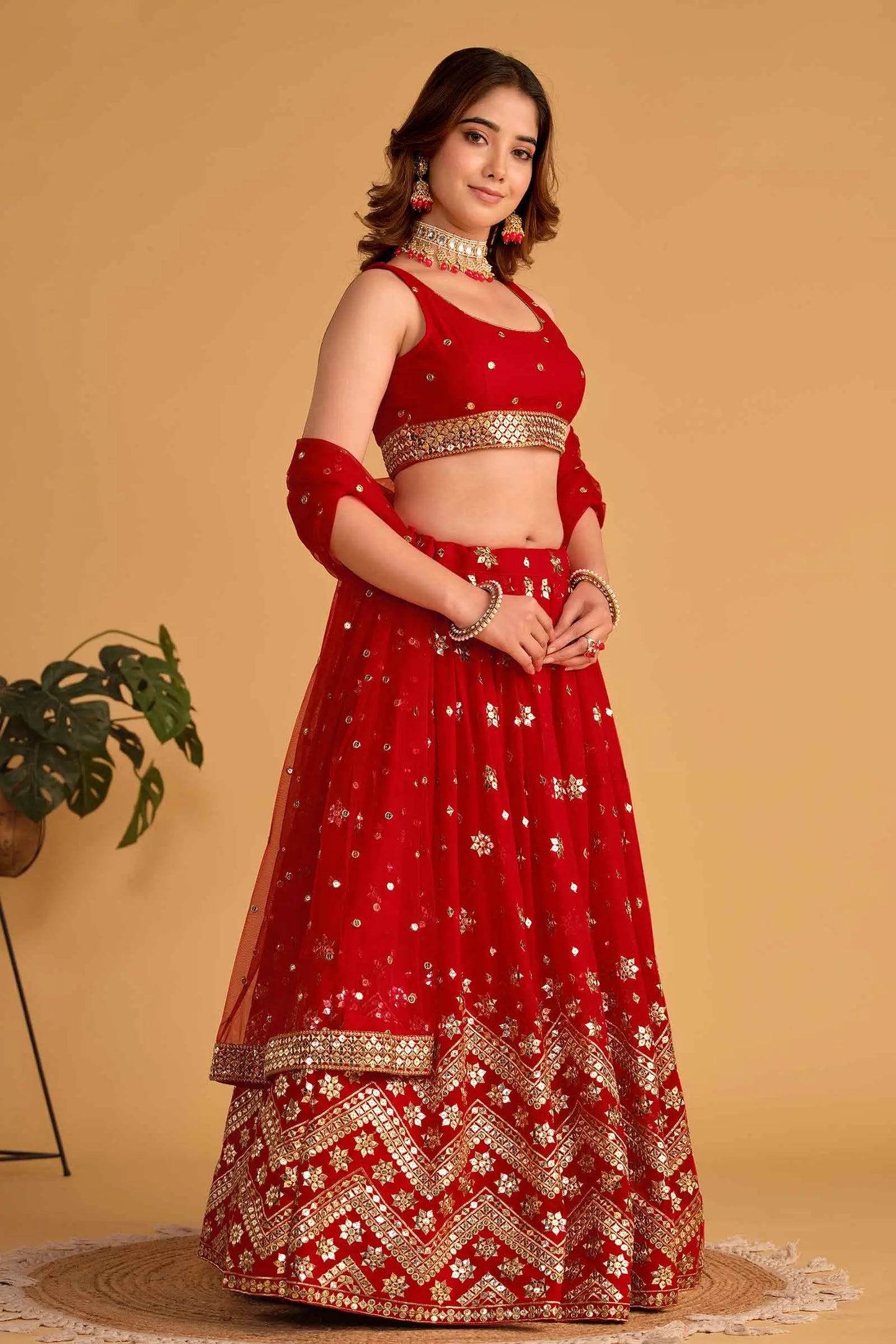 Lehenga rouge en georgette avec broderies de sequins et zari