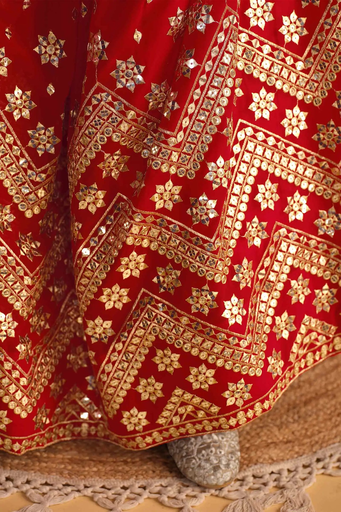 Lehenga rouge en georgette avec broderies de sequins et zari
