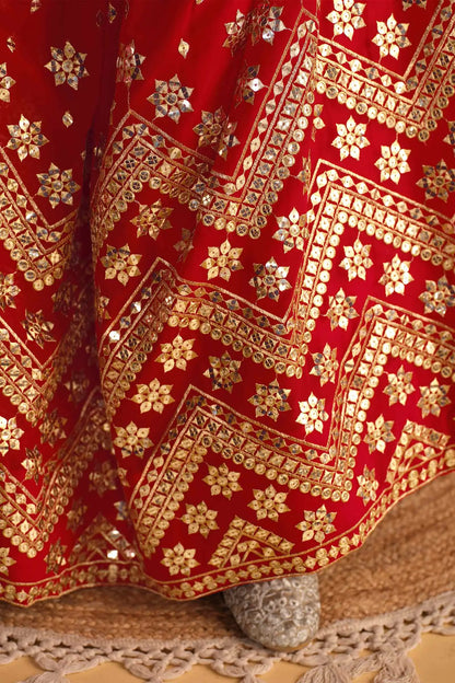 Lehenga rouge en georgette avec broderies de sequins et zari