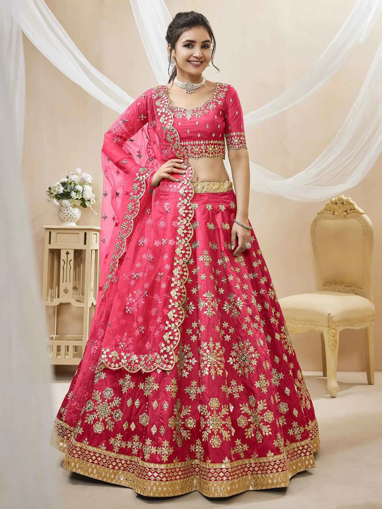 Lehenga rose en soie artificielle avec broderies sequins et zari