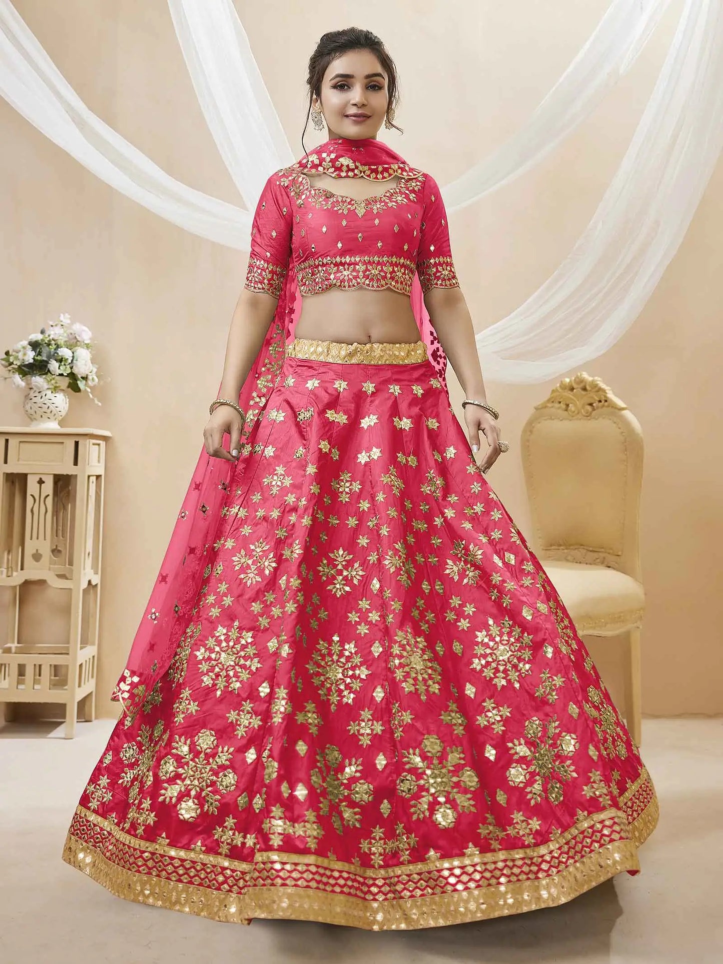 Lehenga rose en soie artificielle avec broderies sequins et zari