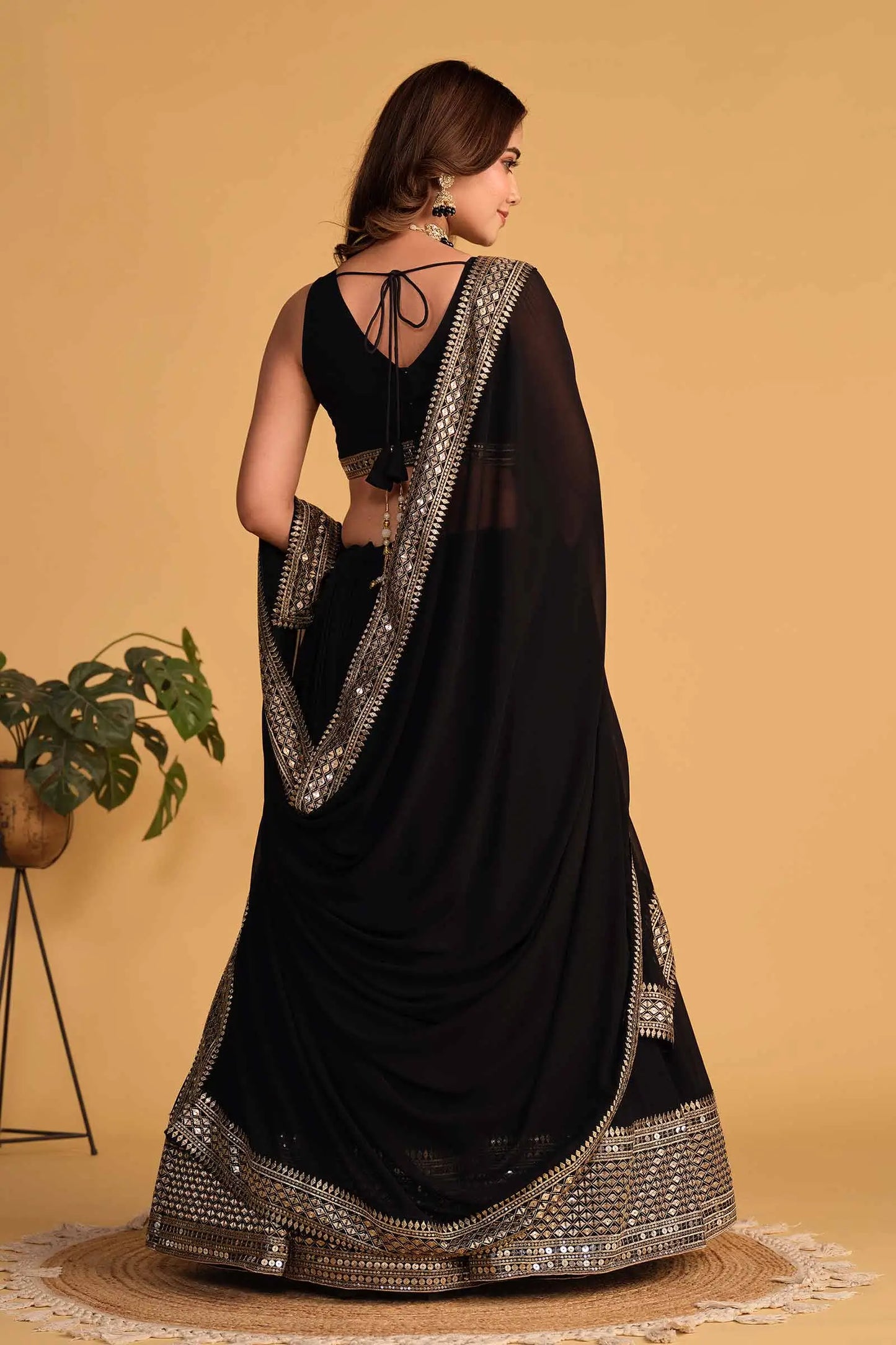 Lehenga en Georgette Noir avec broderies en sequins et zari, accompagné d'un dupatta