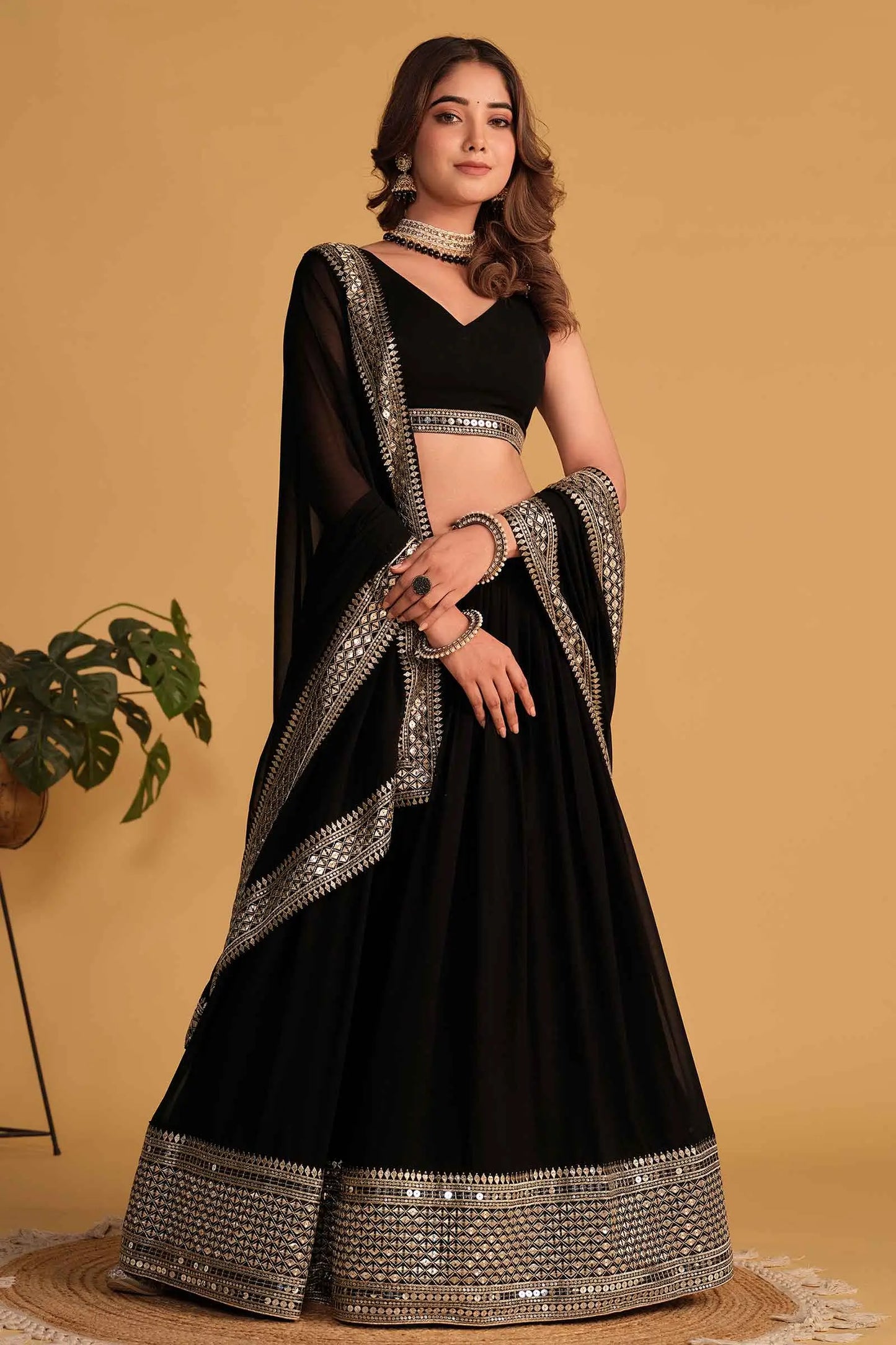 Lehenga en Georgette Noir avec broderies en sequins et zari, accompagné d'un dupatta