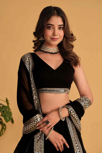 Lehenga en Georgette Noir avec broderies en sequins et zari, accompagné d'un dupatta