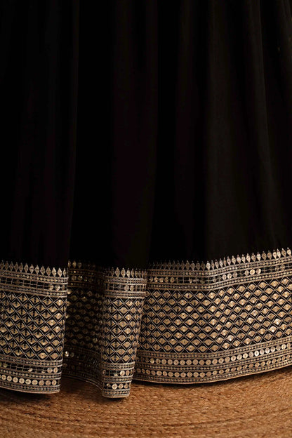 Lehenga en Georgette Noir avec broderies en sequins et zari, accompagné d'un dupatta