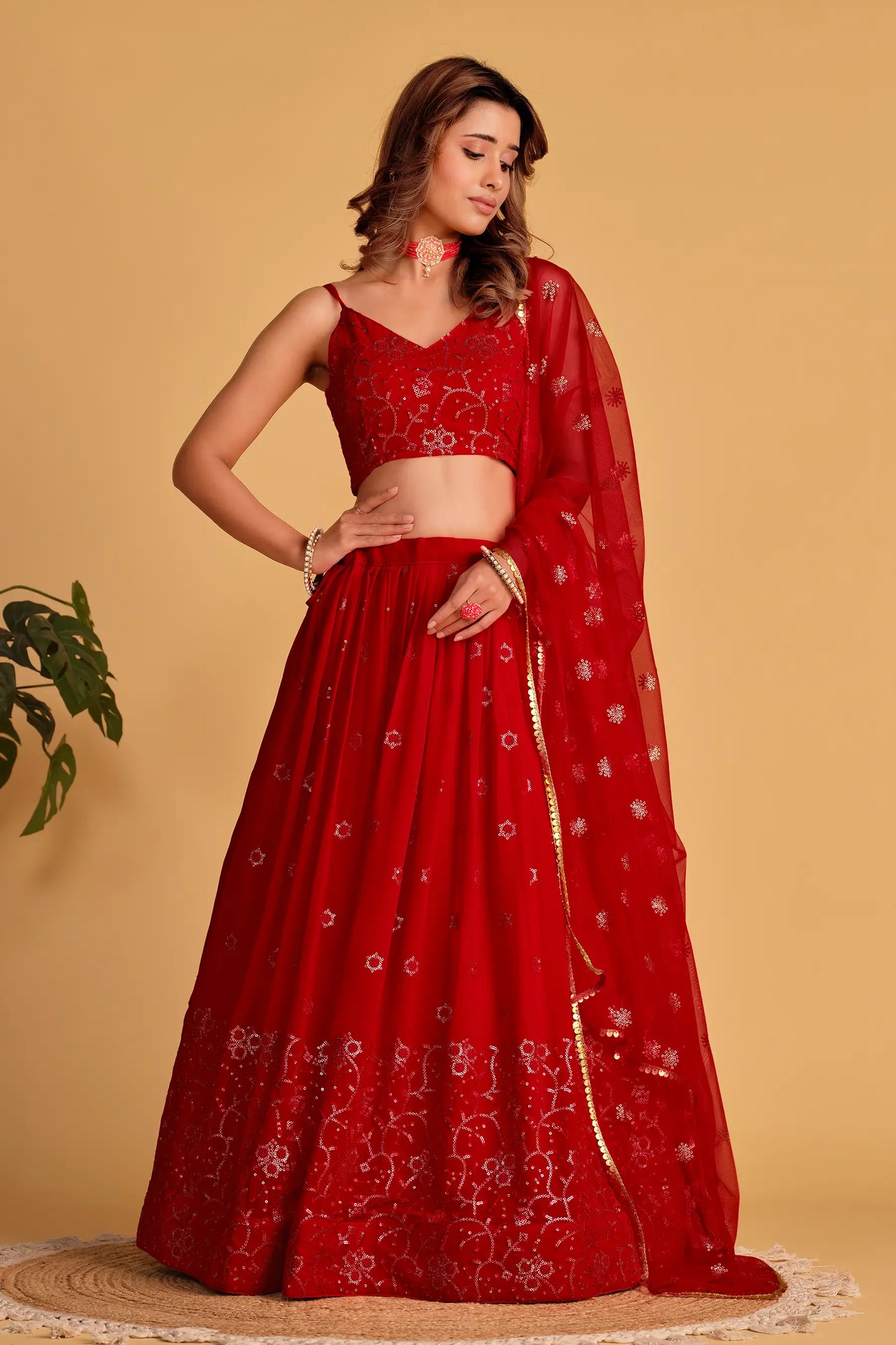 Lehenga en georgette rouge, orné de broderies raffinées en sequins et zari