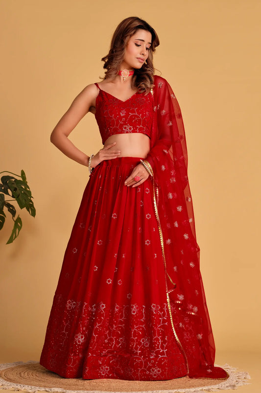 Lehenga en georgette rouge, orné de broderies raffinées en sequins et zari