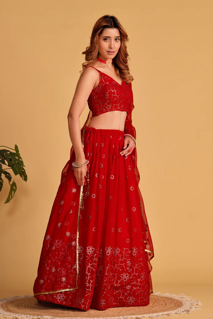 Lehenga en georgette rouge, orné de broderies raffinées en sequins et zari