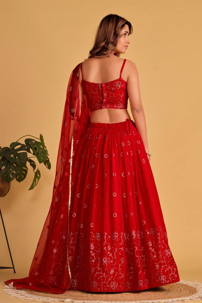 Lehenga en georgette rouge, orné de broderies raffinées en sequins et zari