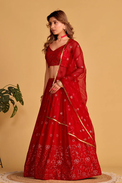 Lehenga en georgette rouge, orné de broderies raffinées en sequins et zari