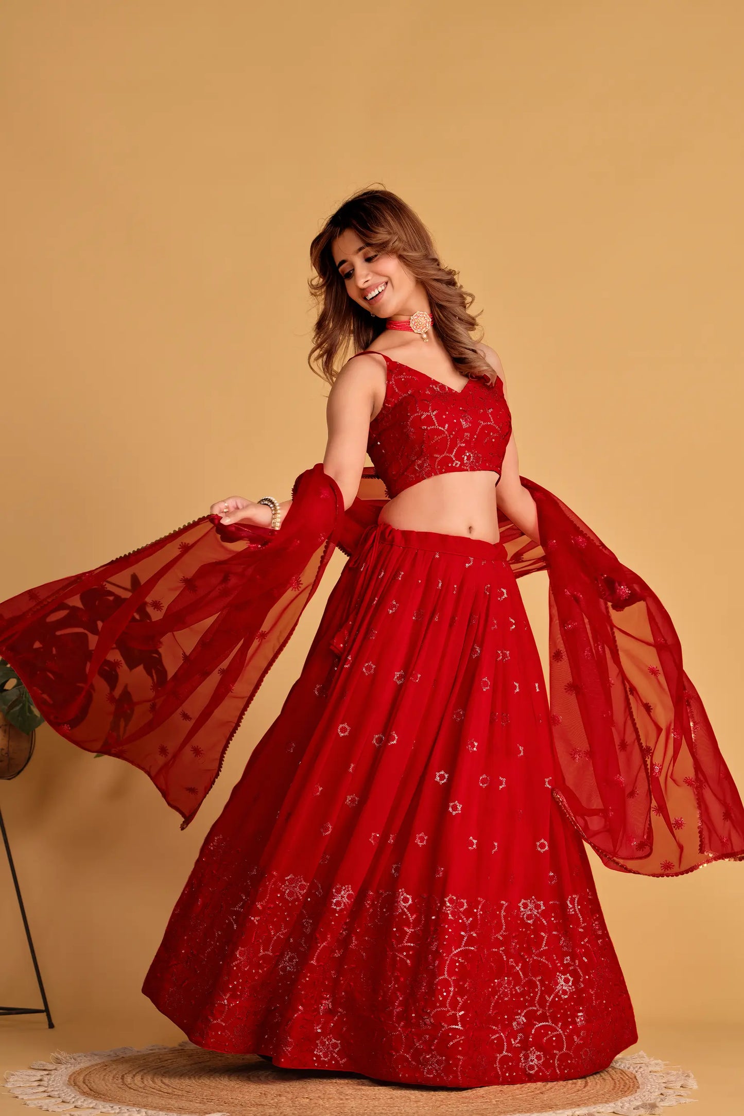 Lehenga en georgette rouge, orné de broderies raffinées en sequins et zari