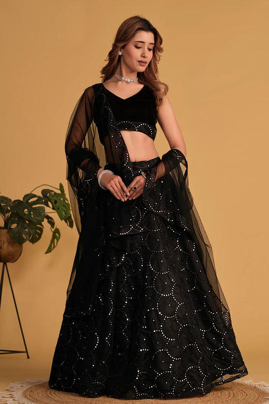 Lehenga en organza noir, orné de broderies en sequins avec Dupatta en résille