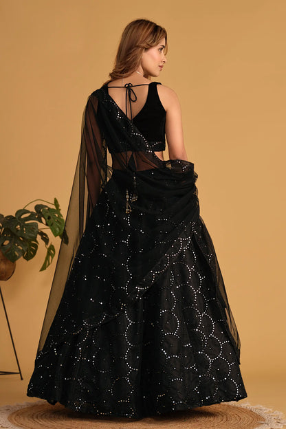 Lehenga en organza noir, orné de broderies en sequins avec Dupatta en résille