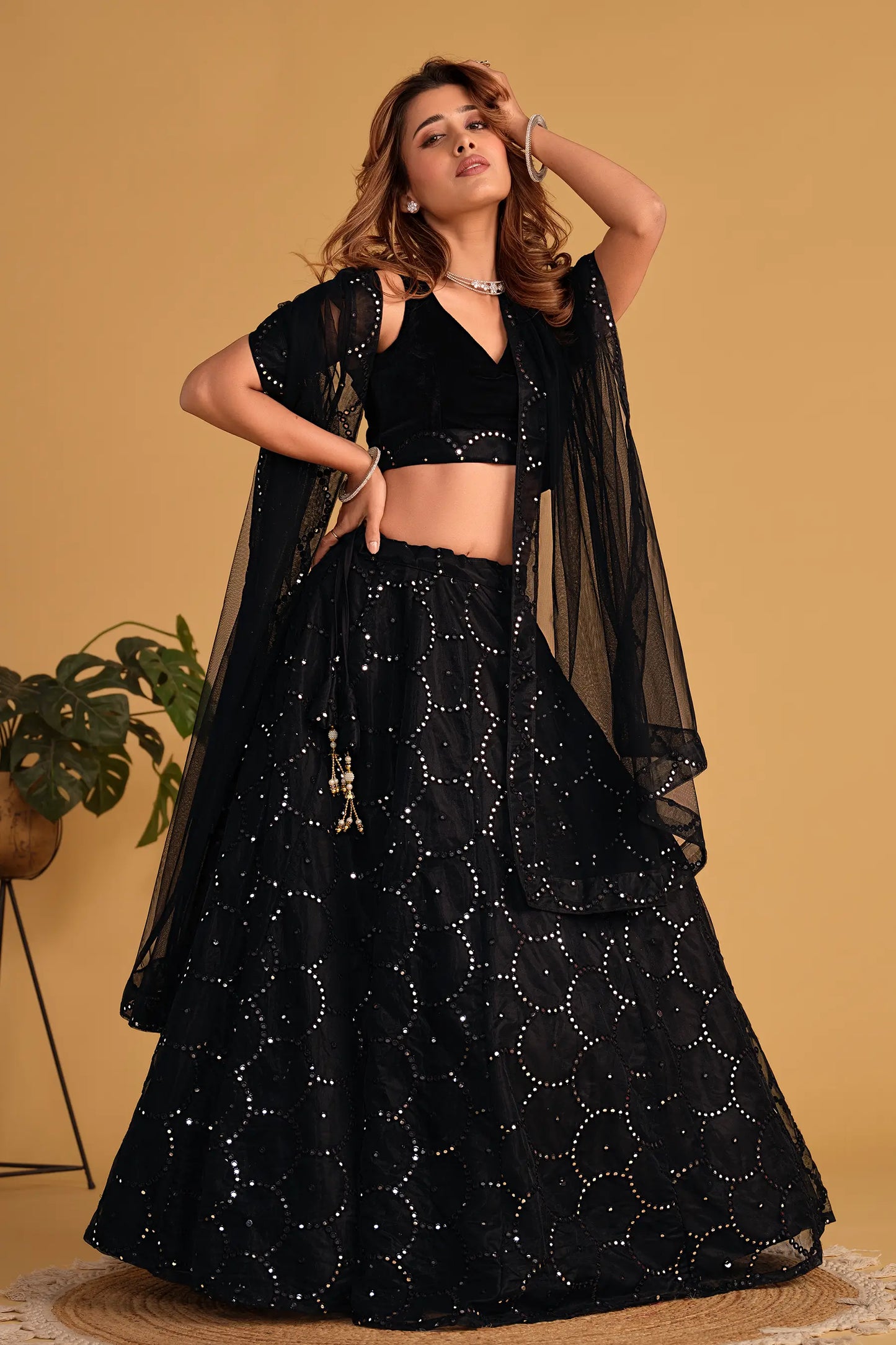Lehenga en organza noir, orné de broderies en sequins avec Dupatta en résille