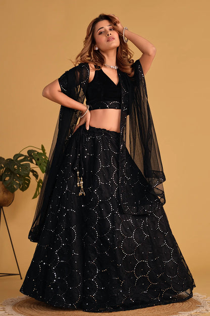 Lehenga en organza noir, orné de broderies en sequins avec Dupatta en résille